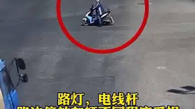 电瓶车闯红灯酿车祸