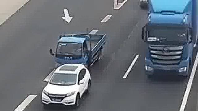 货车变道距离太近，小车驾驶员被