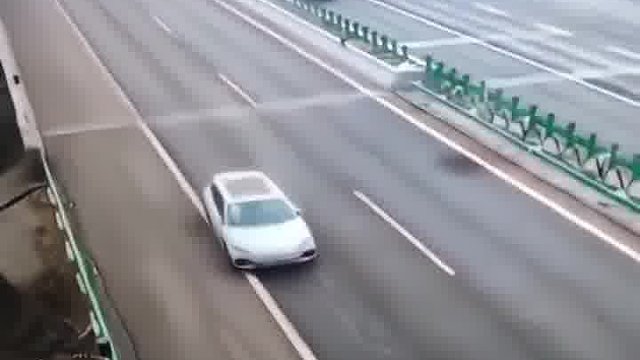 商品运输车掉落新车司机浑然不知