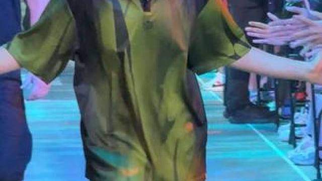 姿态现身MSI怀旧服表演赛,这走路姿势和眼神图奇本人来的