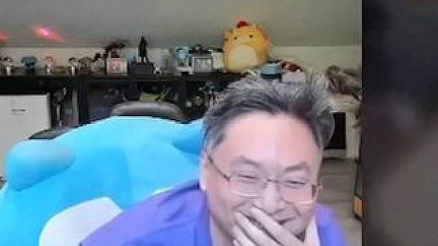 我靠怎么还不神抽啊 一开心就苍蝇摸头搓手连招
素材来源玩家投稿，也欢迎大家通过hs_submit