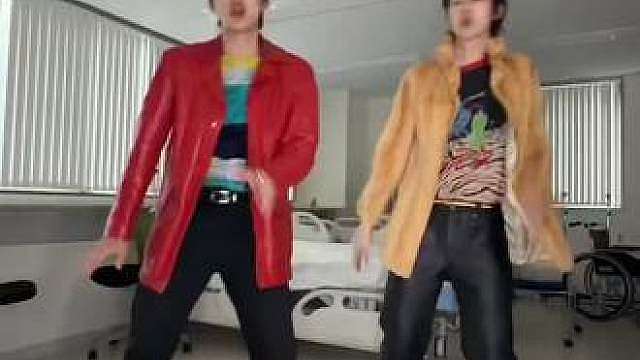 男孩子们拖拉机开起来！（有点没卡上！致歉！）