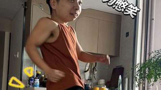 谁懂！老公翻跳男团自带娇羞buff 家人们公平打分！原版10分满分，我老公这拖拉机舞能打几分？