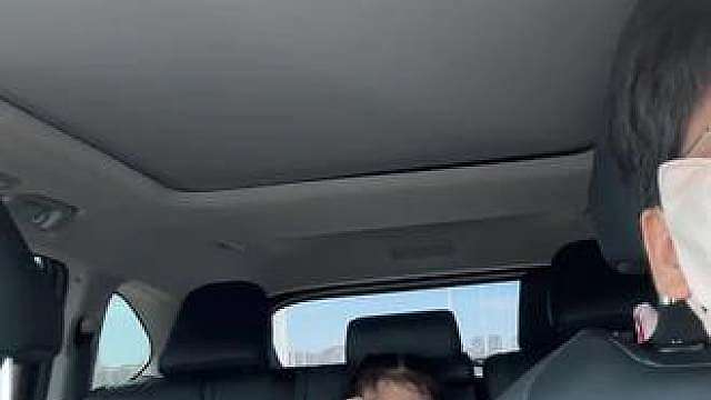 这个暑假，上午羽毛球课，下午外教和阅读，晚上继续搞锻炼，跳绳上下运动，马上游泳和篮球也给安排上，中间抽空吃饭、午觉、写作业，虽然妈妈每天赚的工资还不够你消耗一小时课，我也要送你出去，放心，妈妈不怕麻烦也不心疼钱。