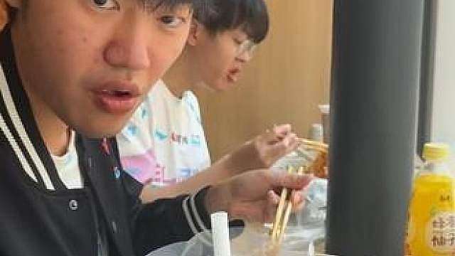 在伦敦寻找中餐，找到了一家麻辣烫，左手说吃着一点味道都没有，勋哥说沾这个汤
