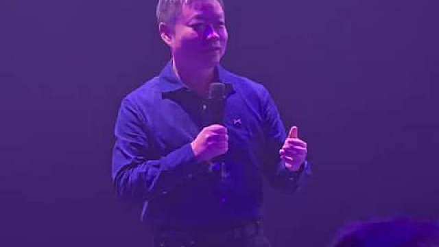 这次德国的发布会，何小鹏难得全程飙英语！
虽然是标准的中式口音，不过这口语估计超过99％的中国人了…