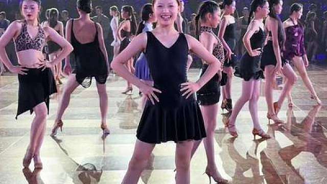 如果你不知道什么是“大女主”，请看拉丁女孩在场上的表现。