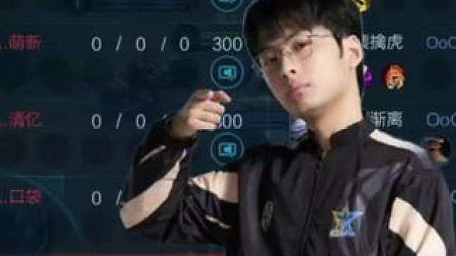 赖神比赛又忘记带惩戒了，队友被气的中路五零抱团。