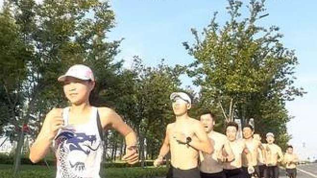 一个普通的周五早上，杨女士和她的男模们跑了15公里节奏跑，平均配速404，今天的男模们有点菜