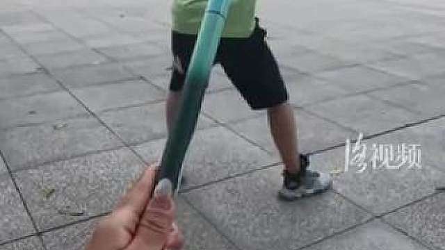 妈妈用闲置鱼竿自制羽毛球训练器