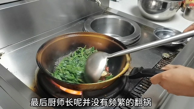客人点一桌菜一口没吃，连厨师也尝不出问题，老板却不高兴了