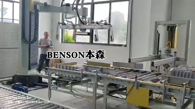 吸塑盒四合一码垛机械手一条线配一台码垛机太浪费？
这款四合一立柱码垛机器人，兼容4条吸塑包装流水线