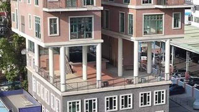这应该是广东最有想法的的两兄弟了，狂砸200万在楼顶建了两栋空中小别墅。不得不说，这兄弟俩也太会享受