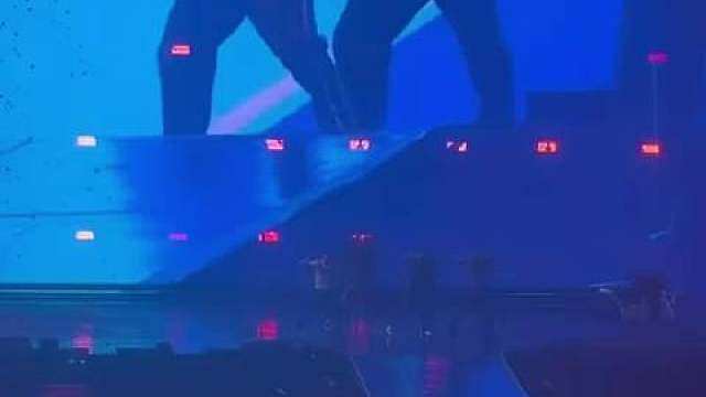 互相饭撒#
其他倒无所谓，但是歌不够翻来覆去的唱是怎么敢开演唱会的？真的要在黑红这条路上一去不复返了