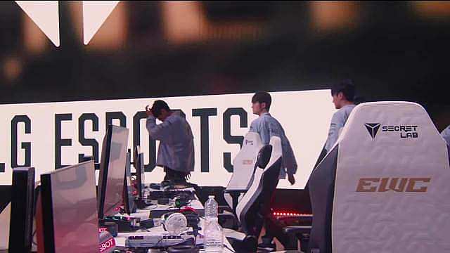 【EWC季军赛】鞠躬的T1选手们 哥几个也辛苦了 

 ​​​