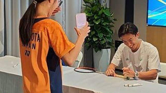 桃田贤斗、何冰娇、欧烜屹出席签售会 桃田贤斗为女球迷的天斧99“现场附魔”