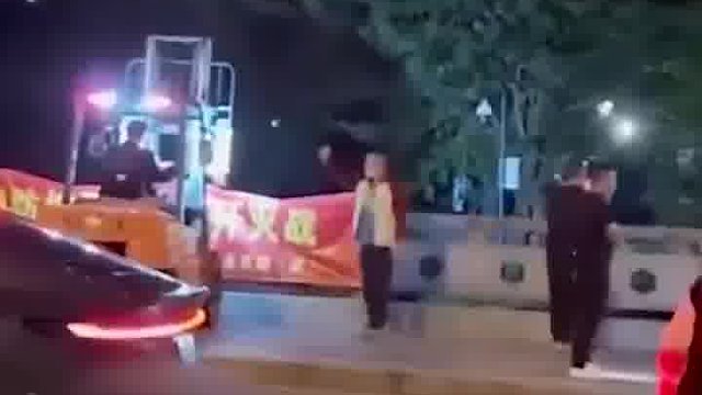 男子车位被人占用喊移车时不移感冒了，没办法移男子竟然叫来叉车