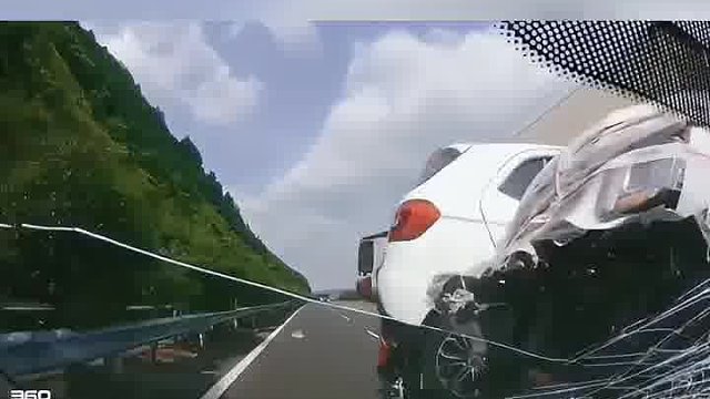 霸气变道酿事故！