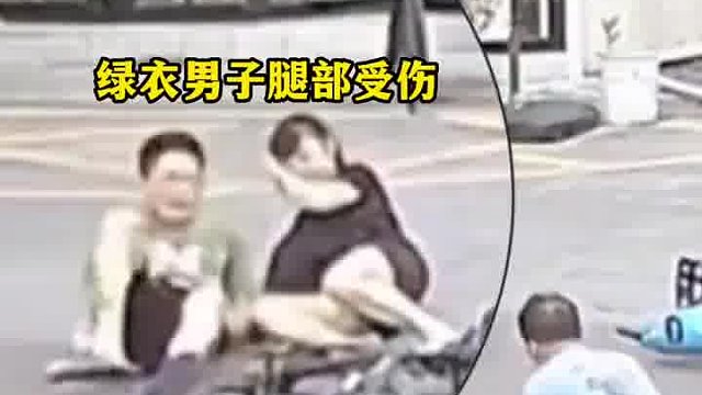 两车路口相撞 男子扶起车逃逸，然而下一秒又发生事故，可谁知他又扬长而去