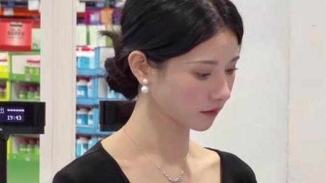 夏天就扎这款明星都在扎的低丸子头发型，简单又好看