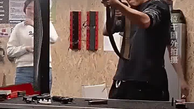 男子在国外靶场尝试射击，教练在旁边全场憋笑