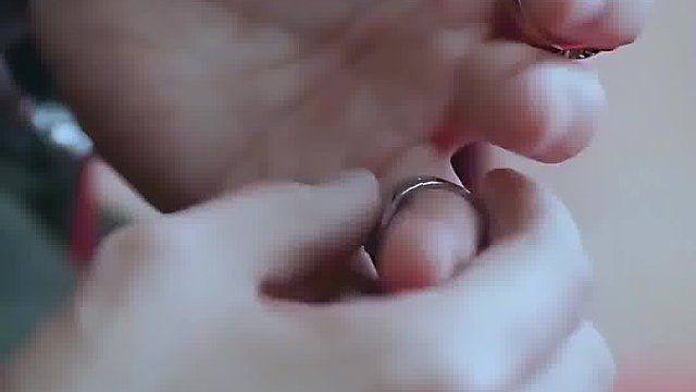 男人一个手势击落飞行的毒针