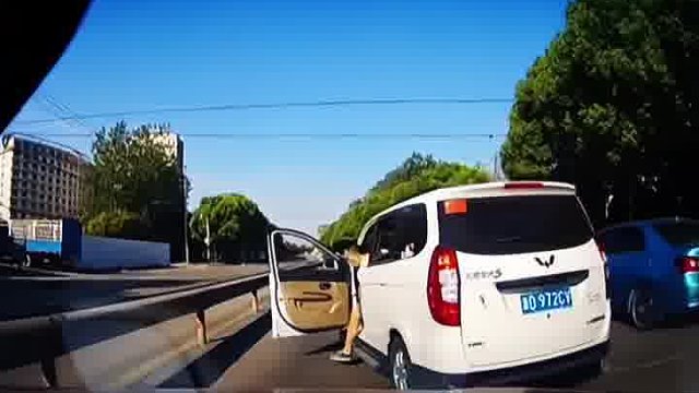 火气真大！真实发生在国内公路上的路怒症
