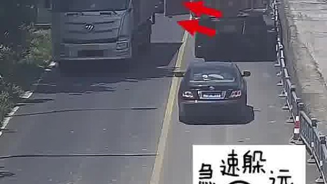 货车栏板未关好 巡逻交警及时发现并提醒