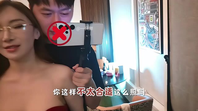 小酷一手搂着妹子为了出片，直接给观众看呆了
