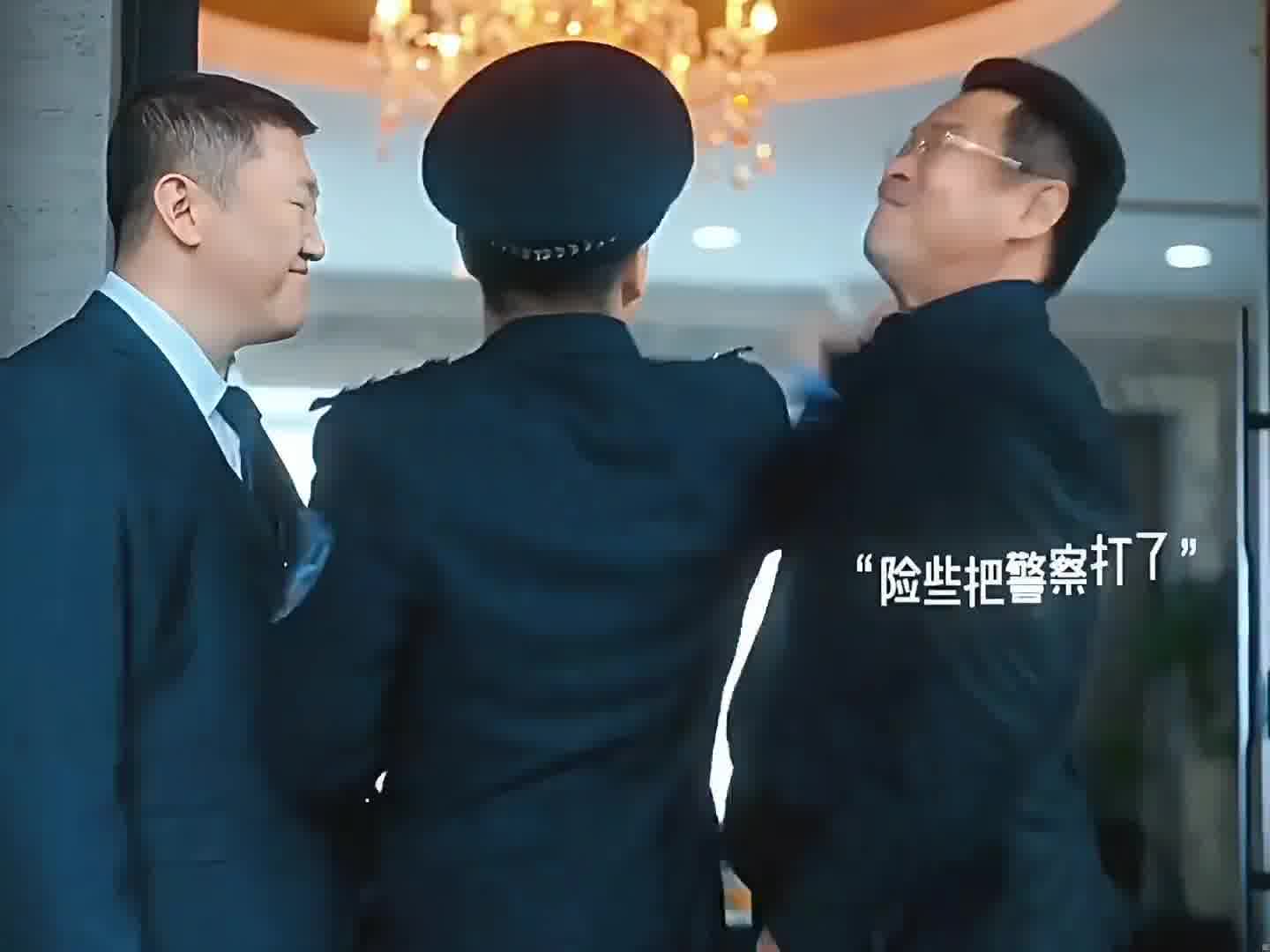 巴掌脸上拍，“桃花朵朵开”