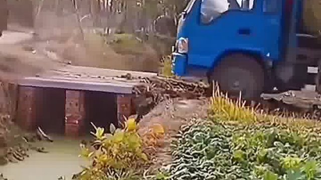 司机浑身是胆太猛了