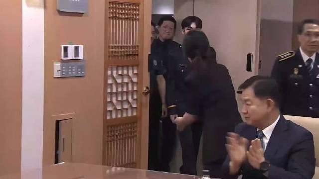 还得是Faker李相赫，就在本周，韩国警方正式任命世界知名职业电竞选手 Faker（李相赫） 为名誉警察！