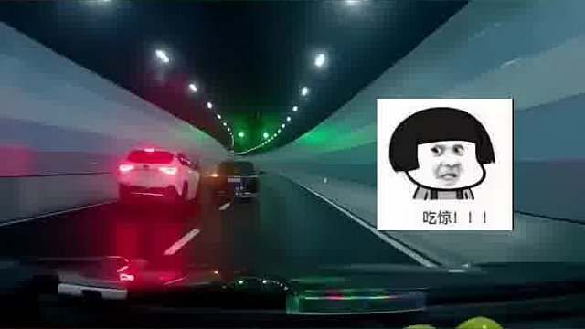 超车不当引发路怒，造成黑车撞墙。网友：一报还一报，但是心气爽了，也违法了