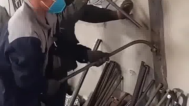 男子徒手压钢筋
