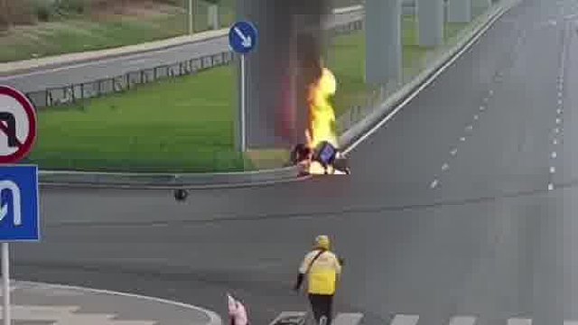 黄衣骑手奋不顾身救人