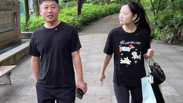 工作之余约着打羽毛球， 没想到小燕球技一般，嘴巴倒是很硬，看来真的要每周抽时间出来运动一下才行…
