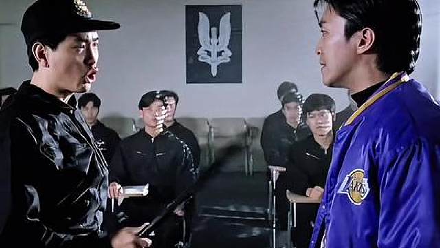 “星爷带飞虎队救人。队长：你以为我真的晕了”