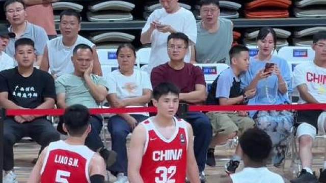 “李悦洲完成中国男篮的首秀”
