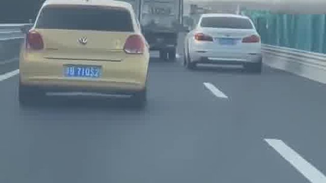 低速占据超车道，后车想超就立马压线，这辆货车有些