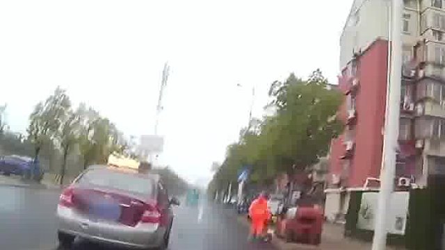 喝点猫尿还开车，表演车技三轮车躺枪