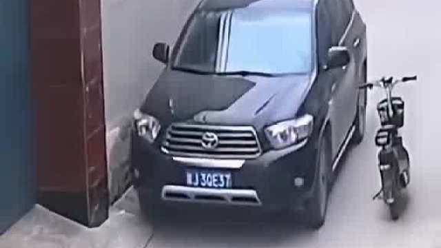 司机气疯了下车直接就一脚