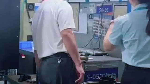 陪同来访客商看剖面简图，槽宽、槽深、槽底直径作用各不同