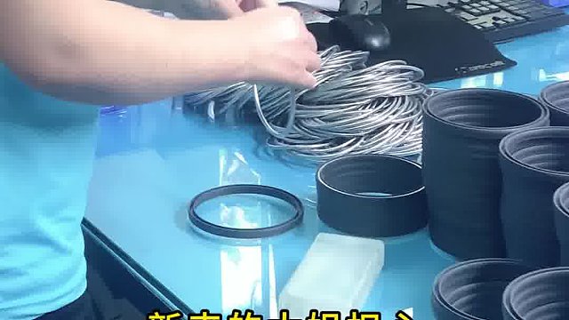 新来的大姐担心她不熟练给她计时工资，她却不乐意说要计件
