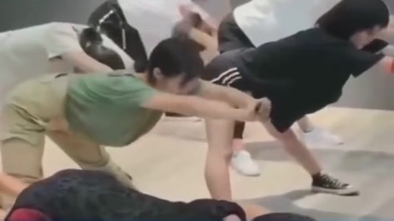 绿色衣服的过分了啊，不知道是不是真的