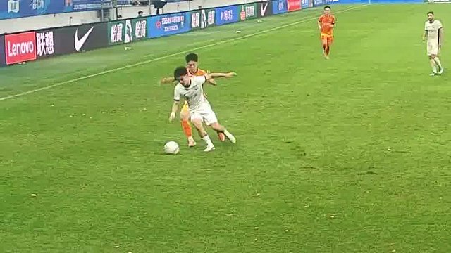 还是身体条件不行啊，一对抗就失了位置#足球