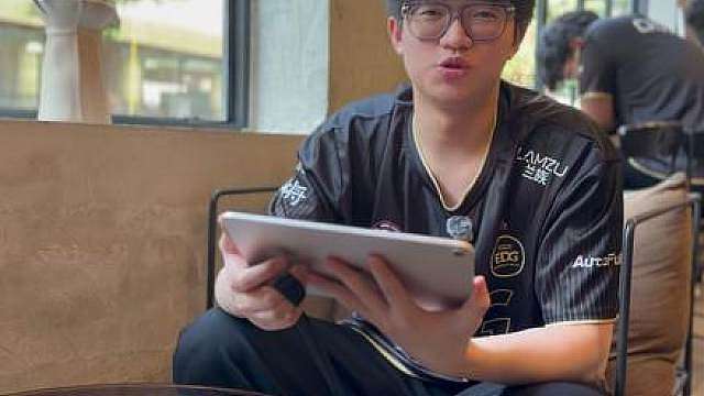 EDG.Jieni7专访继续加油 记住我的id就好 非常幸运有机会能采访到EDG.Jieni7选手，祝Jieni7选手以及EDG战队比赛顺利呀！