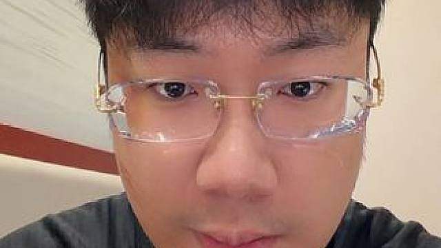 晚上21:00直播。 
劳各位挂心了，承蒙大家一路惦念，这份