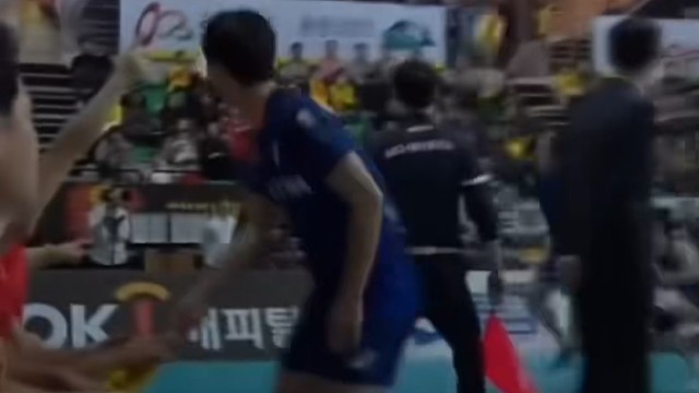自由人奔走全场，任何落点全力扑救#排球