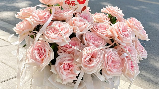 夏日限定温柔粉｜生日专属鲜花抱抱桶