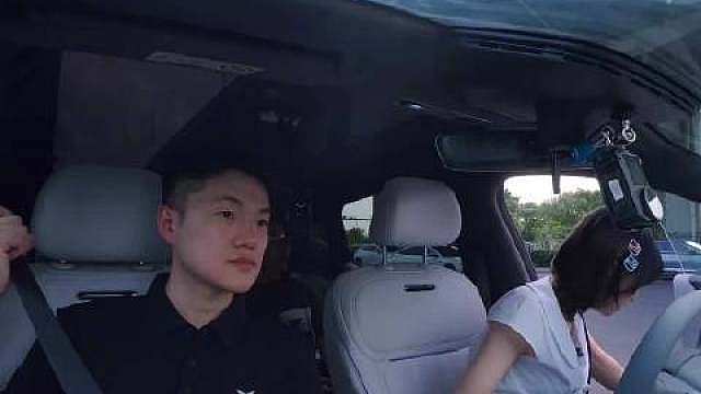 沉浸式感受黄灿灿的试驾之旅！兼具潮流外观与精致内饰，满满的少女友好设计。可以自由改造的车内空间可玩性